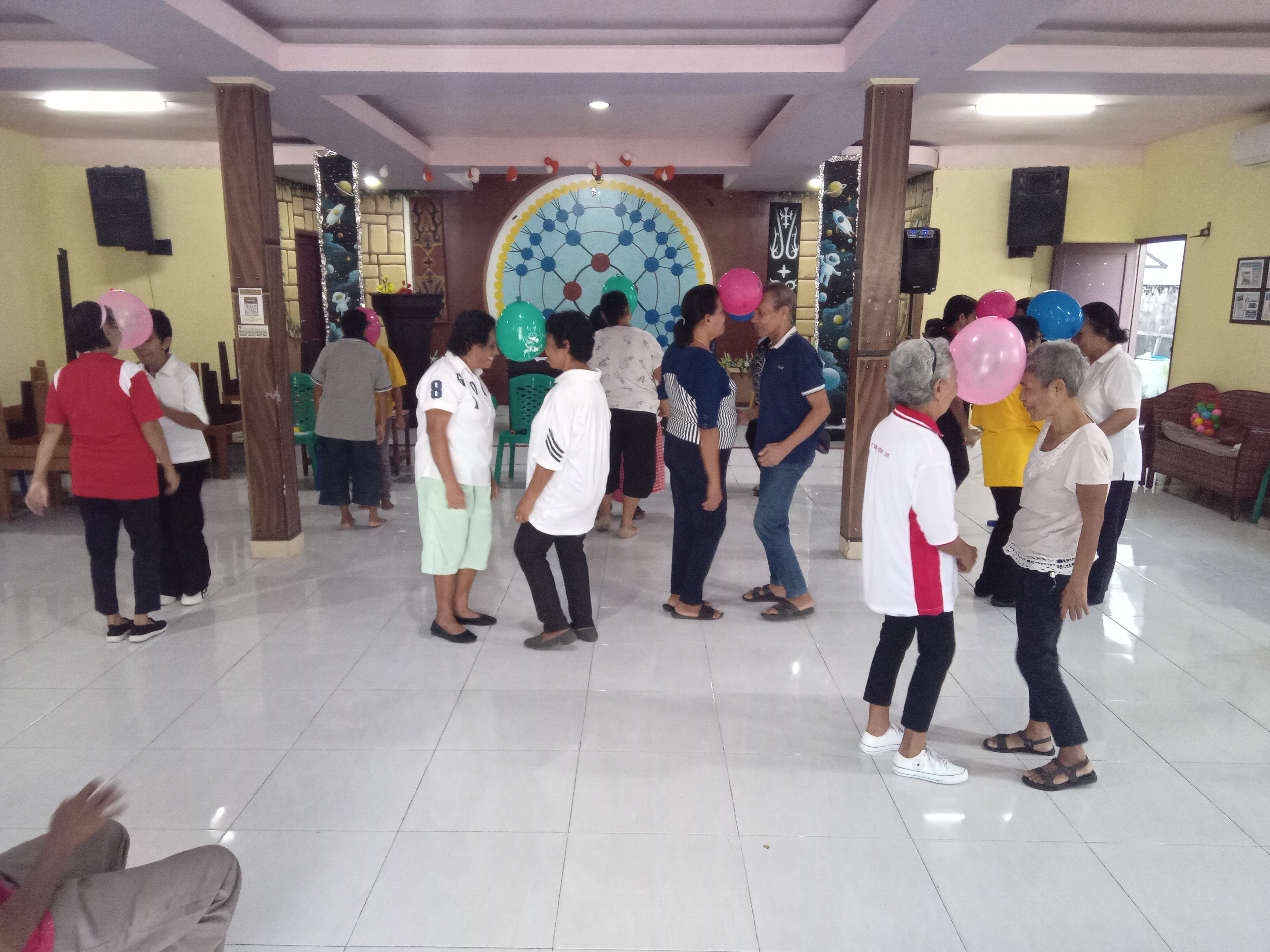 Meriahkan HUT-448 Kota Ambon, Lansia Desa Hunuth Gelar Lomba Dansa Balon