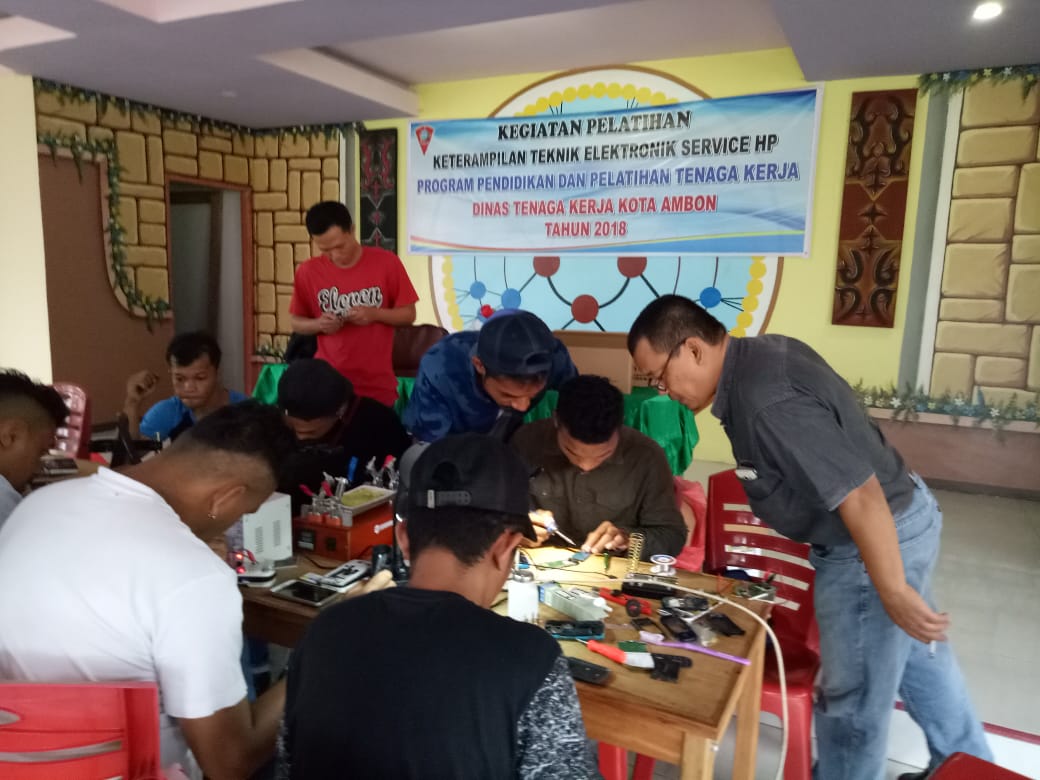Pelatihan Servis HP (Kerjasama Disnaker Kota Ambon)